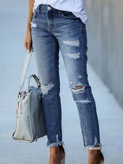 Vaqueros desgastados con dobladillo sin rematar y bolsillos