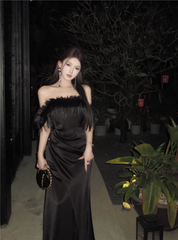 Schulterfreies schwarzes Kleid