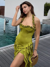 Grünes Kleid mit unregelmäßigen Bändern