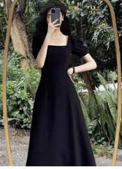 Vestido rojo de mujer con cuello cuadrado