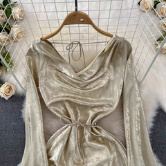 Ausgestelltes, langärmliges, mittellanges A-Linien-Kleid mit V-Ausschnitt