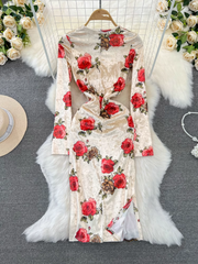 Langärmliges, mittellanges, geschlitztes Samtkleid mit quadratischem Ausschnitt und Aufdruck