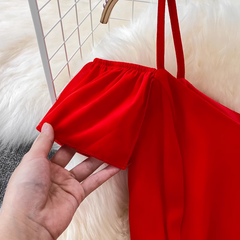 Rotes schulterfreies Chiffonkleid