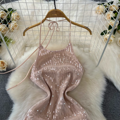 Glänzendes, figurbetontes Kleid mit Neckholder-Ausschnitt und Pailletten