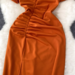 Kurzärmliges Damenkleid mit plissierter Taille