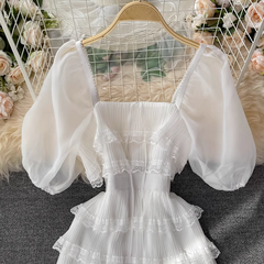 Vestido corto blanco con escote cuadrado y diseño de vacaciones junto al mar