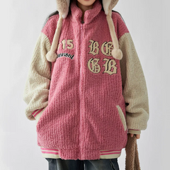 Süßer, warmer Plüschmantel