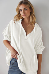 Sudadera con capucha de manga larga con cordón y costuras expuestas