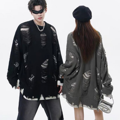 Süßer Pullover mit Löchern