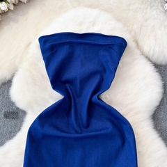 Sommermodisches trägerloses mittellanges Jeanskleid mit Schlitz