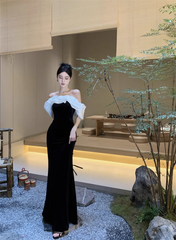 Schulterfreies schwarzes Ballkleid