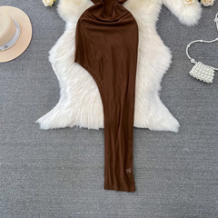 Modisches und ärmelloses, schulterfreies, figurbetontes Kleid mit schrägem Ausschnitt