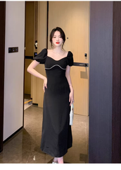 Schwarzes Kleid im Retro-Design mit Puffärmeln