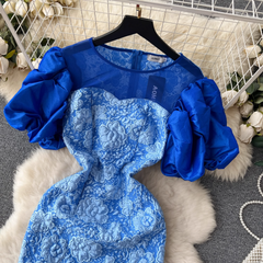 Damenkleid mit Rundhalsausschnitt, plissierten Puffärmeln und Prägung