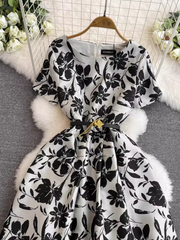 Bedrucktes Retro-Kleid mit Rundhalsausschnitt und kurzen Ärmeln