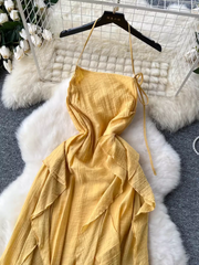 Festliches Kleid mit unregelmäßigen Rüschen und Sling