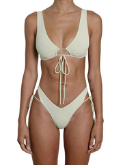 Das zweiteilige Bikini-Set