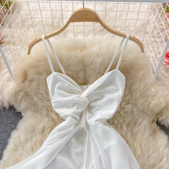 Rückenfreies Kleid mit V-Ausschnitt, offenem Rücken und Rüschenknoten