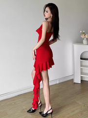 Rotes unregelmäßiges kurzes Kleid