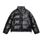 Abrigo acolchado de color liso con la letra M