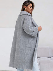 Strickjacke mit Taschen, Kragen und überschnittenen Schultern