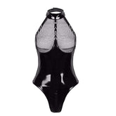 Ropa interior elegante de charol con articulación hueca y cadena de metal