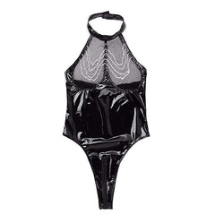 Elegante Unterwäsche aus Lackleder mit Metallkette