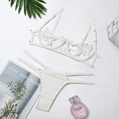 Zarte Dessous mit ausgehöhlten Blumen