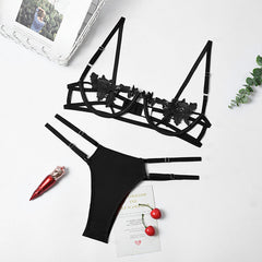 Zarte Dessous mit ausgehöhlten Blumen