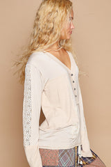 Blusa de manga larga con escote en V y estampado floral en contraste