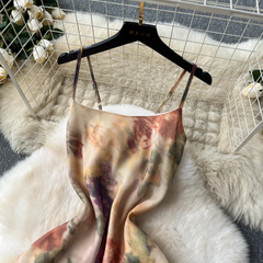 Strandkleid mit Hosenträgern und Ölgemälde-Print am Meer