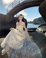 Kleid aus Netzstoff mit Blumenstickereien