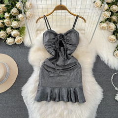 Enges, figurbetontes Sling-Kleid mit Rüschen