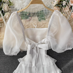 Vestido corto blanco con escote cuadrado y diseño de vacaciones junto al mar