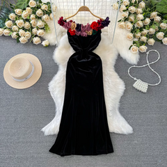 Schulterfreies schwarzes Samtkleid