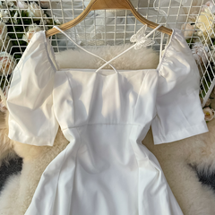 Süßes, kurzes, weißes Sommerkleid mit quadratischem Ausschnitt