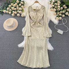 Ausgestelltes, langärmliges, mittellanges A-Linien-Kleid mit V-Ausschnitt