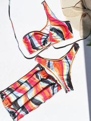 Dreiteiliges Bikini-Set mit Wellenstreifen-Print