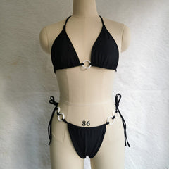 Einfarbiges, ausgehöhltes Bikini-Badeanzug-Set mit überkreuzten Schnüren