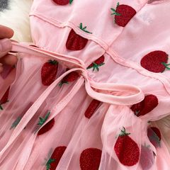 Erdbeer-Sommerkleid aus Tüll mit V-Ausschnitt