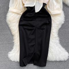 Kurzärmliges, figurbetontes Kleid mit Schleife, Bindegürtel und Schlitz in der Taille