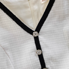 Retro-Kleid in Kontrastfarbe mit kurzen Ärmeln, V-Ausschnitt und mittellanger A-Linie