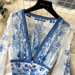 Elegantes Kleid mit tiefem V-Ausschnitt und Print