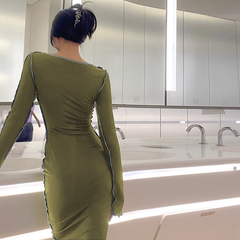 langärmliges Kleid mit eckigem Ausschnitt