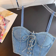 Top vaquero con diseño de tirantes y tubo superior