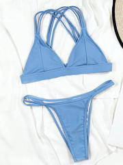 Bikini con escote en V profundo y espalda cruzada