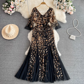 Glitzerndes Meerjungfrauenkleid mit Fünfviertelärmeln und V-Ausschnitt