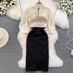 Kurzärmliges, figurbetontes Kleid mit Schleife, Bindegürtel und Schlitz in der Taille