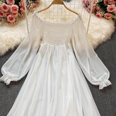 Böhmisches weißes Chiffon-A-Linien-Kleid mit Laternenärmeln und quadratischem Ausschnitt