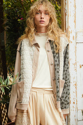 Chaqueta acolchada con botones y costuras expuestas en leopardo de POL